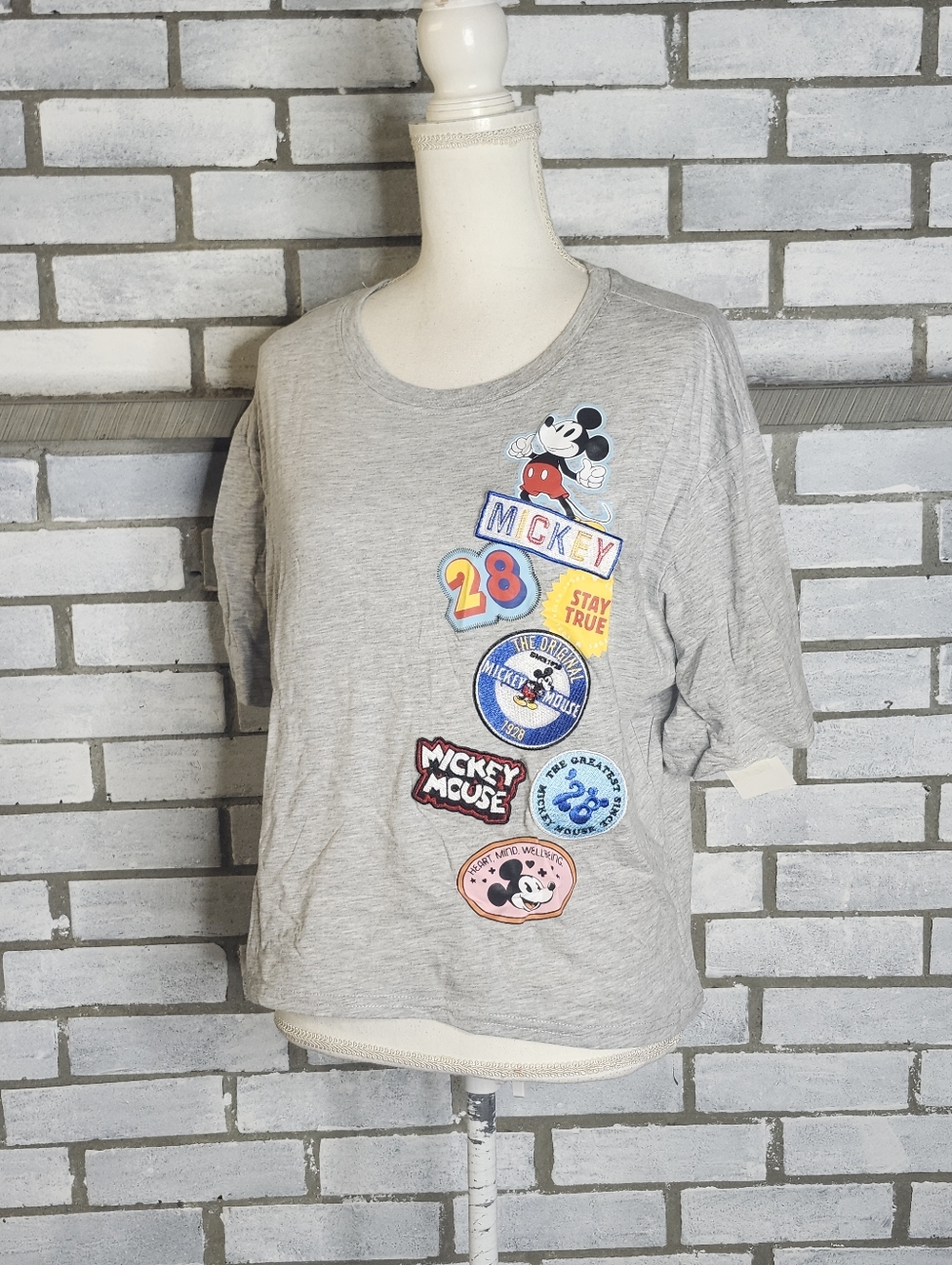 • NWT Disney Mickey Mouse Junior's Short Sleeve Crop Top Size XXL Gray Logo
